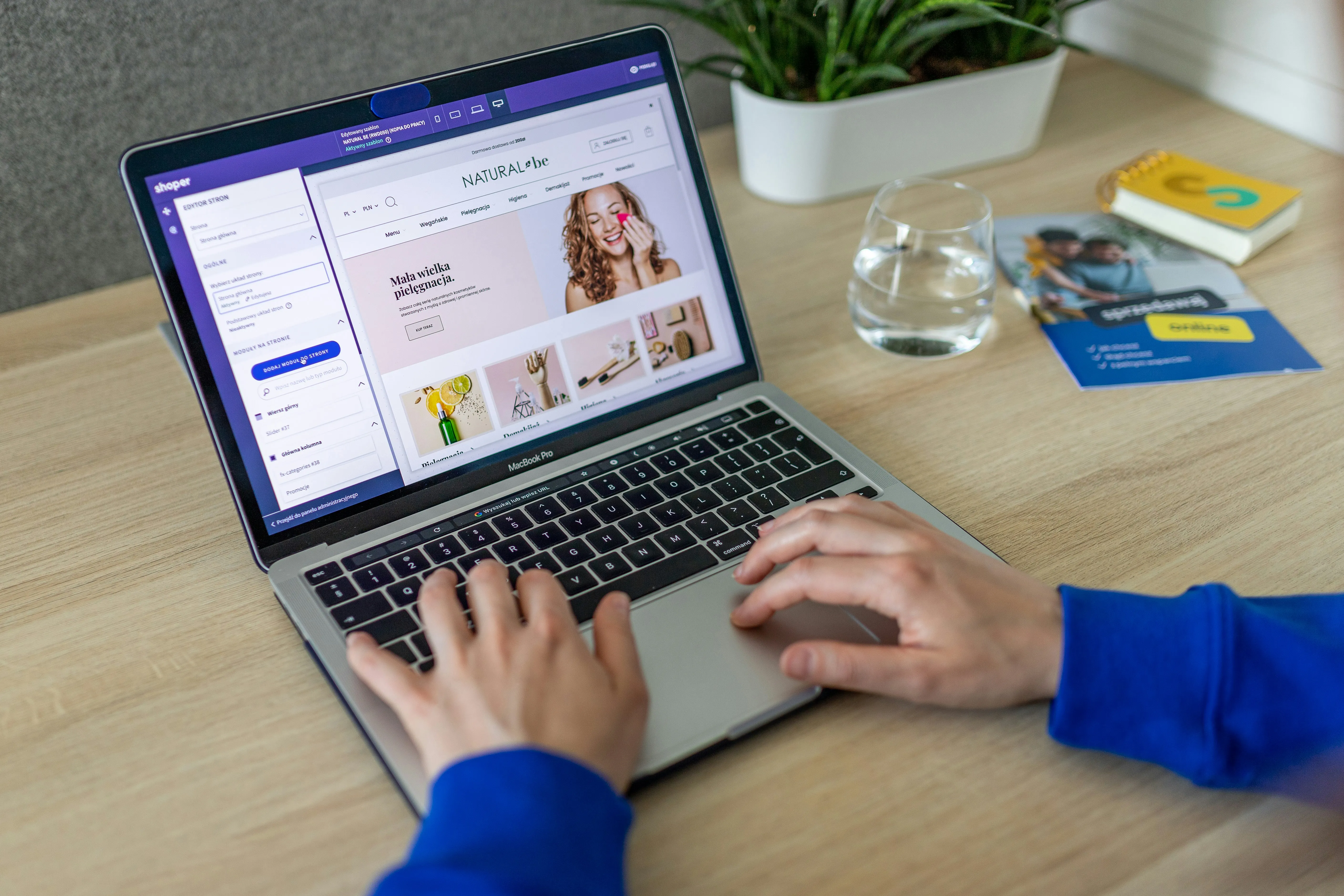 Édition d'une boutique en ligne sur ordinateur portable, e-commerce et Click & Collect